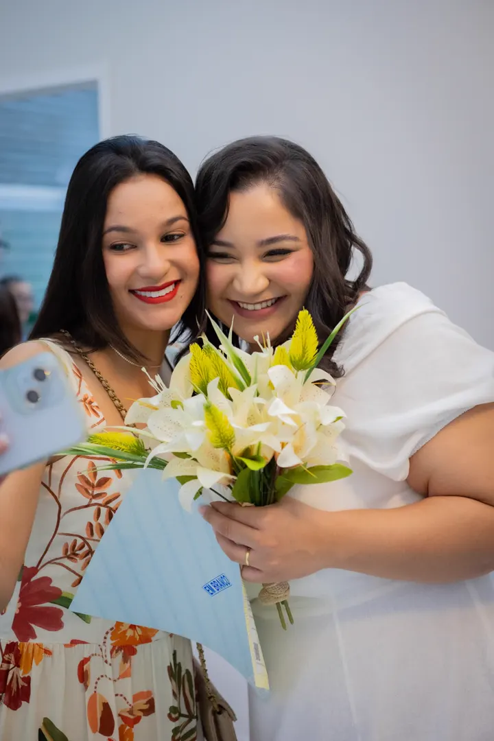 Noiva celebrando o casamento civil com uma convidada