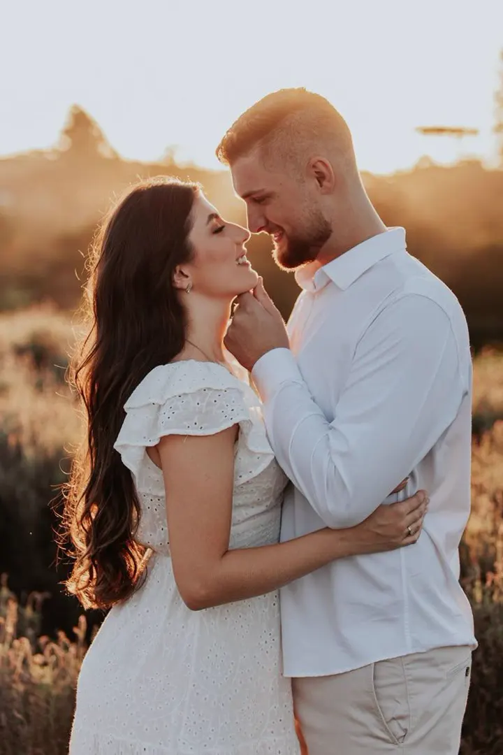 Casal frente a frente em ensaio ao pôr do sol