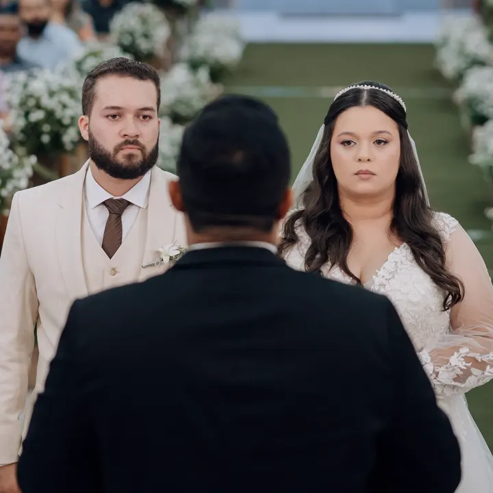 Casal diante do celebrante durante a cerimônia