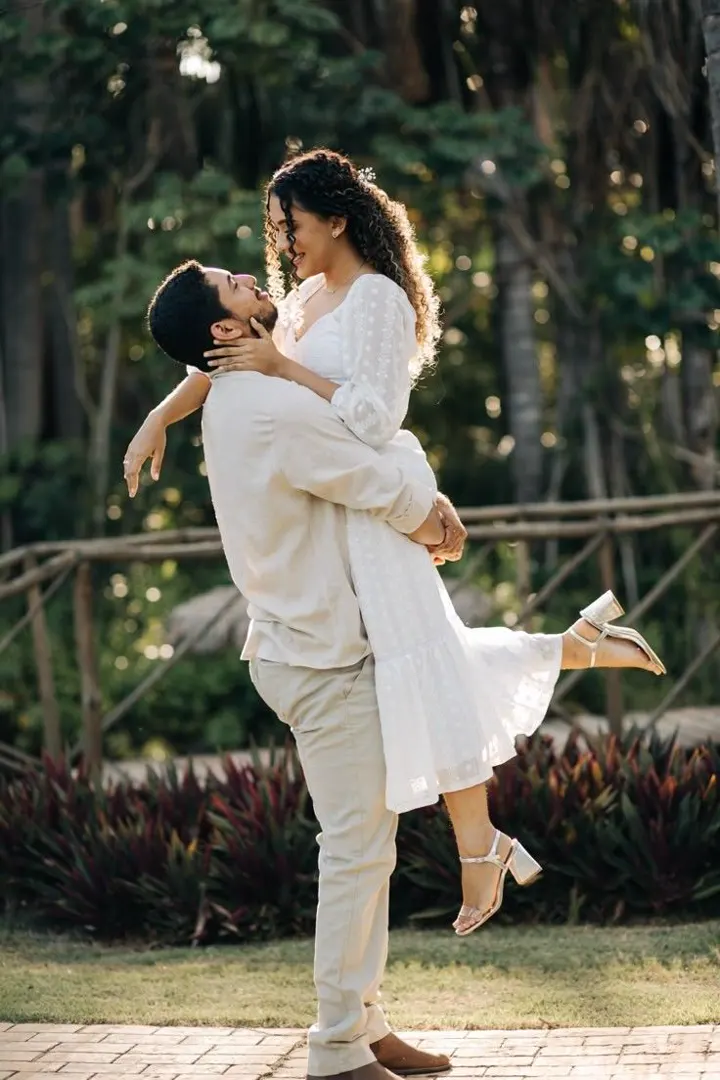 Casal abraçado em ensaio pré-wedding ao ar livre